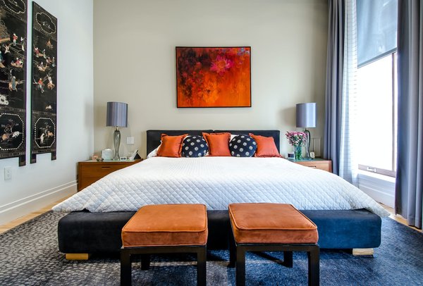 How can you design a cozy and inviting guest bedroom?